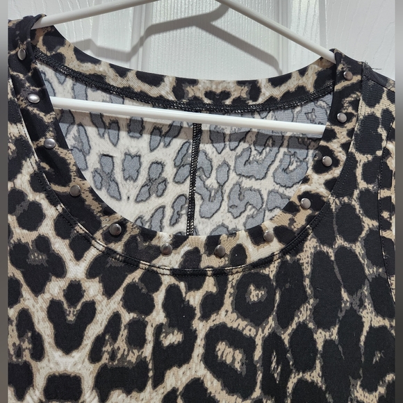 Animal Print Top - Picture 2 of 3